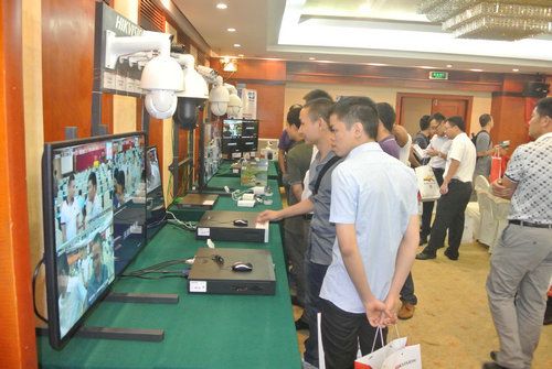 工程商怎么選擇合適的網(wǎng)絡(luò)監(jiān)控攝像頭