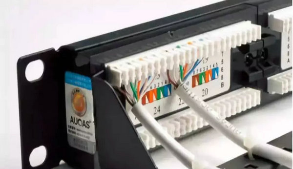 網(wǎng)絡(luò)配線架剪掉多余扎帶