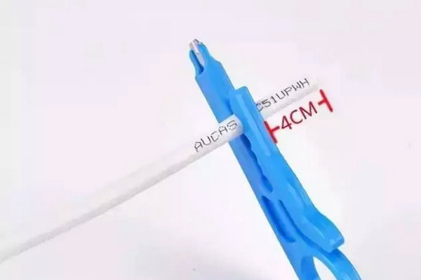 網(wǎng)線放入剝線刀口,預(yù)留40MM長度