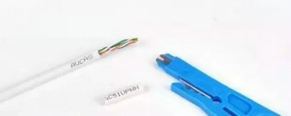 旋轉(zhuǎn)剝線刀剪開外皮