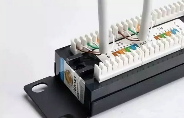 網(wǎng)絡(luò)配線架壓制好另一條網(wǎng)線